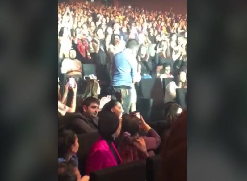 Türkiyəli məşhur müğənninin Bakıdakı konsertində EVLİLİK TƏKLİFİ - VİDEO