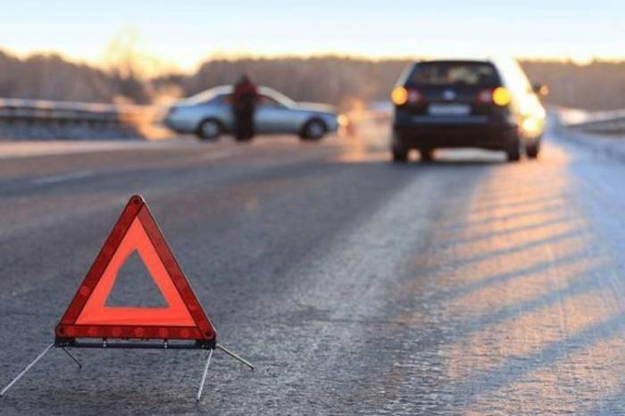 Bakıda AĞIR QƏZA: Avtomobil şagirdi məktəbin önündə vurdu - VİDEO
