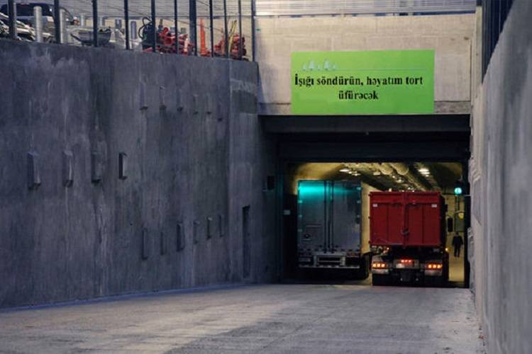 Tunelə “işığı söndürün, həyatım tort üfürəcək” pankartı asdı, həbs edildi - Bakıda qəribə hadisə