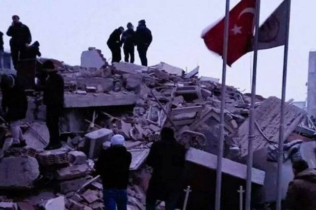 Türkiyəli idmançılar uçan hotelin dağıntıları altında qalıb - FOTO