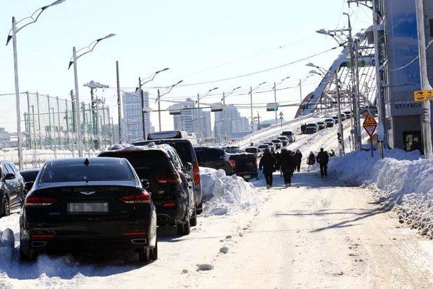Zəncirvari qəza: 40 avtomobil toqquşdu, 25 nəfər yaralandı