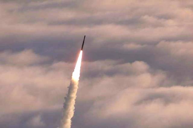 Rusiya hərbi gəmisi hipersəs raketini sınaqdan keçirdi - 900 km məsafəni vura bilir