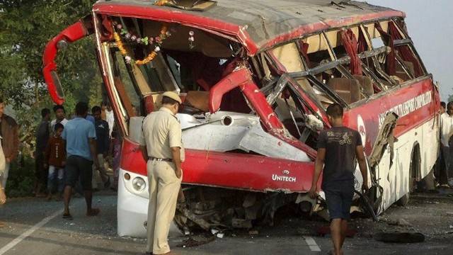Nigeriyada 2 avtobus toqquşdu - 18 ölü, 12 yaralı var
