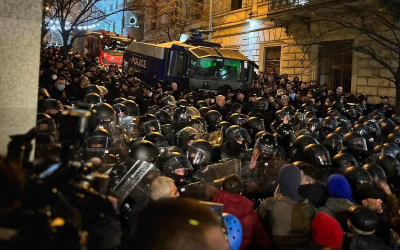 Tbilisidə yenidən etirazlar başladı - Polislə toqquşma