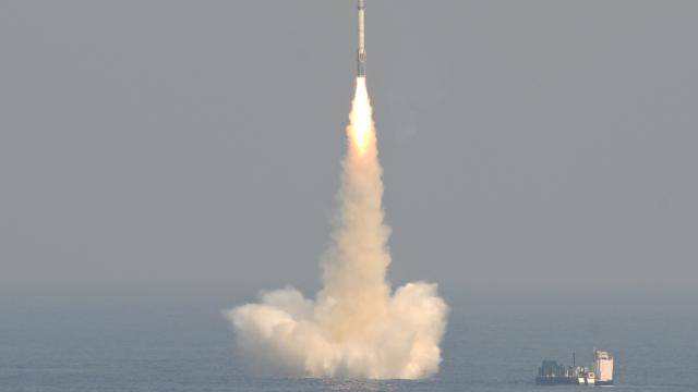 Hindistan orta mənzilli yer-hava raketi sınaqdan keçirdi