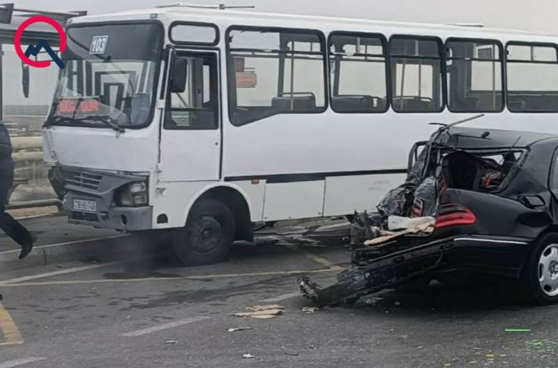 Bakıda sərnişin avtobusu “Mercedes”lə toqquşdu - FOTO