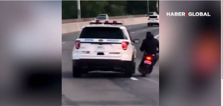 ABŞ-da qorxulu anlar: Polis maşını motosikletçini belə sıxışdırdı - VİDEO