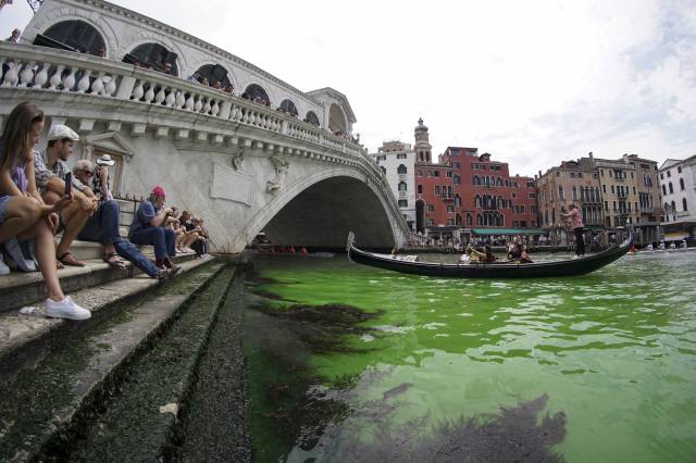 Venesiya kanalı yaşıl rəngə büründü - Araşdırma başladı (FOTOLAR)