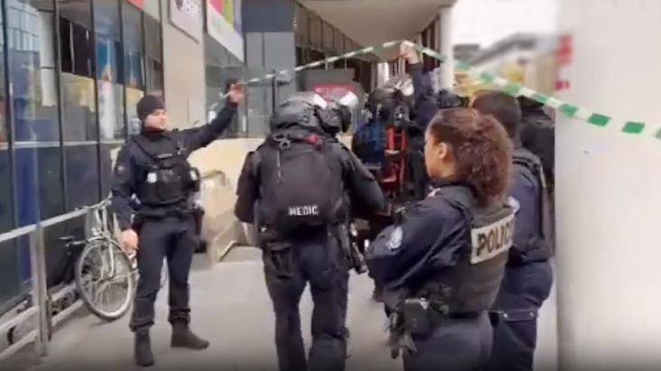 Parisdə polis çarşaf geyinmiş qadını təkbir söyləyərkən güllələdi