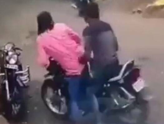 Kobra ilanı dişləyən motosiklet sürücüsü saniyələr içində öldü