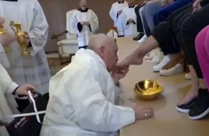 Papa qadın məhbusların ayaqlarını  yuyub öpdü 
