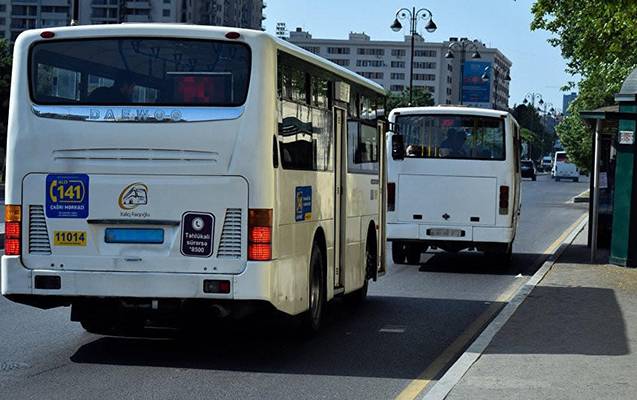 Avtobus sürücüsü qapını açmadı - Əlil sərnişini vurdu