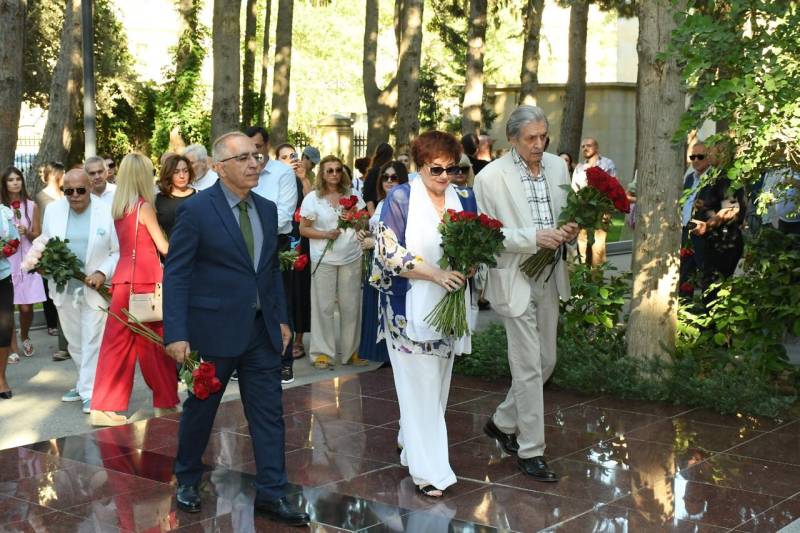 Müslüm Maqomayevin doğum günündə məzarı ziyarət edildi - FOTO