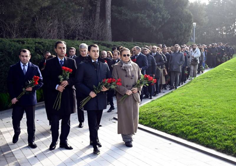 Mədəniyyət Nazirliyinin kollektivi Heydər Əliyevin məzarını ziyarət etdi - FOTO