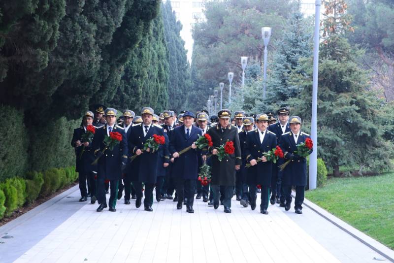 Baş Prokurorluğun əməkdaşları anım günü ilə bağlı Fəxri xiyabanda - FOTO