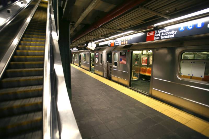 Metroda yatan qadını tanımadığı şəxs yandırdı - FOTO