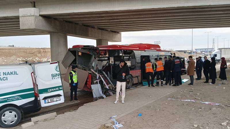 Ankarada avtobusla yük maşını toqquşdu 