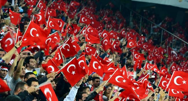 Türkiyəli fanatlar avstriyalı futbolçuları yatmağa qoymadı - VİDEO