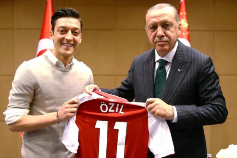 Mesut Özilin Türkiyədə futbol akademiyası yaratmasına reaksiya