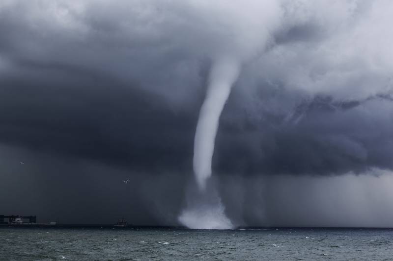 İstanbul sahillərində tornado görüntüləndi - VİDEO