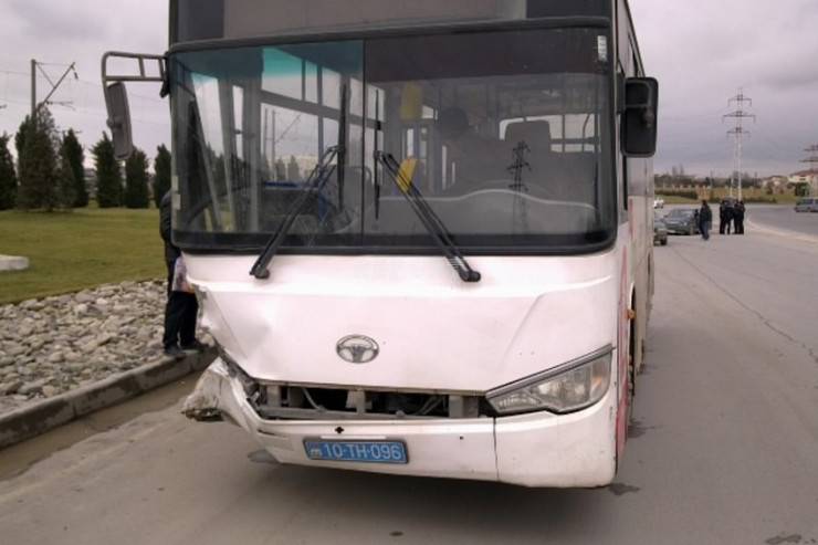 Bakıda 2 avtobus toqquşdu - Yaralılar var