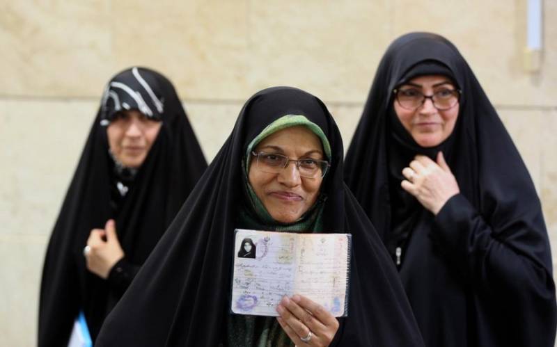 İranda ilk dəfə olaraq qadın ölkənin prezident seçkilərində iştirak üçün qeydiyyatdan keçdi