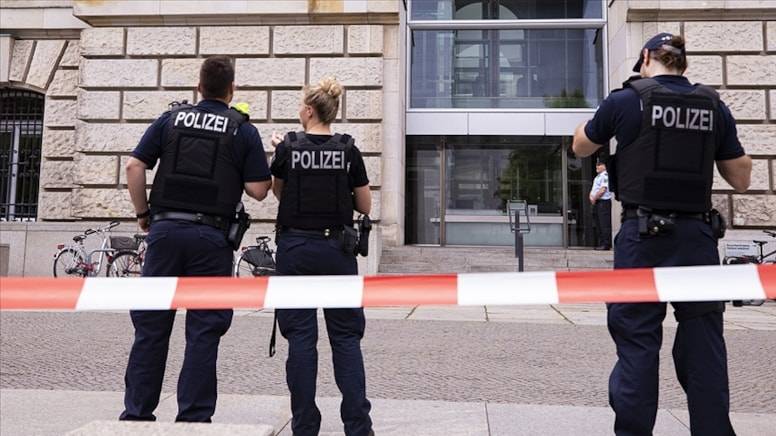 Almaniyada siyasətçi bıçaqlandı
