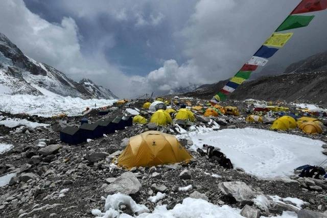 Everestdə yüzlərlə alpinistin meyiti tapıldı