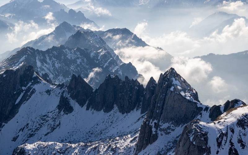 Alp dağlarında itkin düşən altı xizəkçidən 5-i ölü tapıldı
