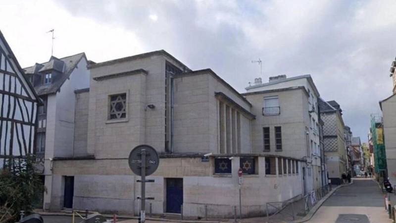Fransada sinaqoqa hücum