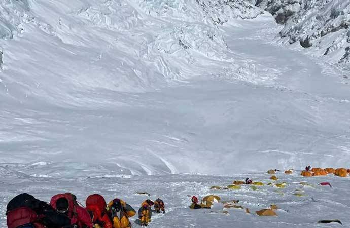 Oksigen dəstəyi olmadan Everestə qalxmağa çalışan alpinist ölü tapıldı