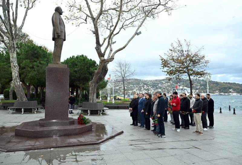 Azərbaycan nümayəndə heyəti  İstanbulda Heydər Əliyevin abidəsində - FOTO