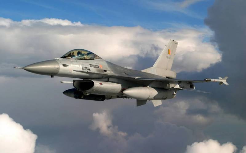 Ukraynaya F-16 qırıcılarının ilk partiyası tədarük edildi