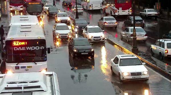 Bakıda yağışa görə yollarda TIXAC yarandı