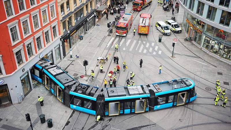 Tramvay relsdən çıxdı - Mağazaya çırpıldı