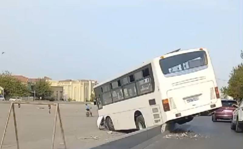 Bakıda sərnişin avtobusu qəzaya düşdü - VİDEO