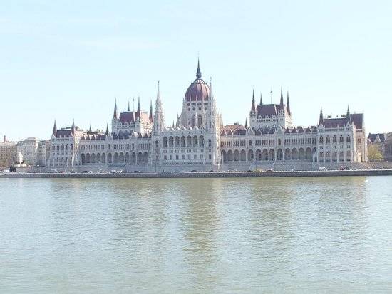 Bu ölkədə parlament binasını su basdı 