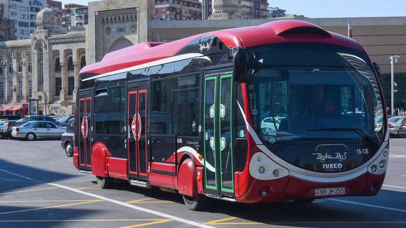 Bakıda sərnişin dolu avtobus 