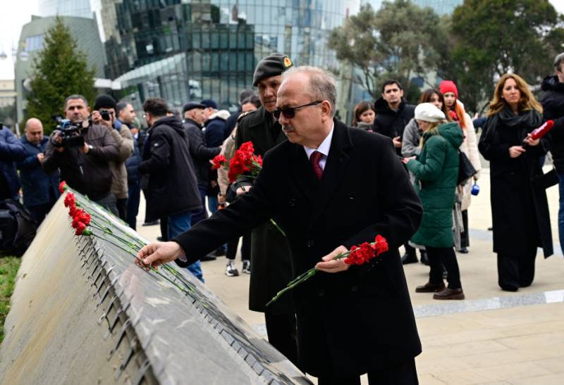 Türkiyənin yeni səfiri Fəxri və Şəhidlər xiyabanında - FOTOLAR