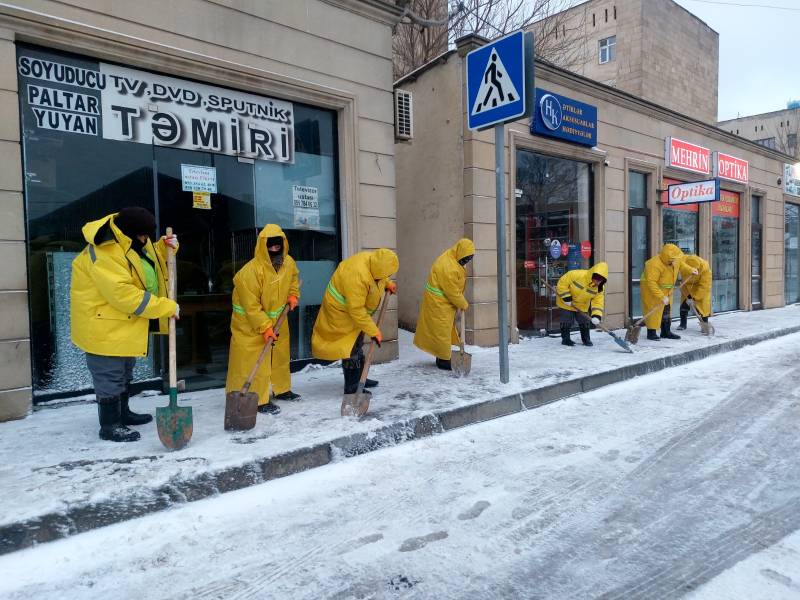 Paytaxtda qardan təmizlik işləri davam edir - FOTOLAR