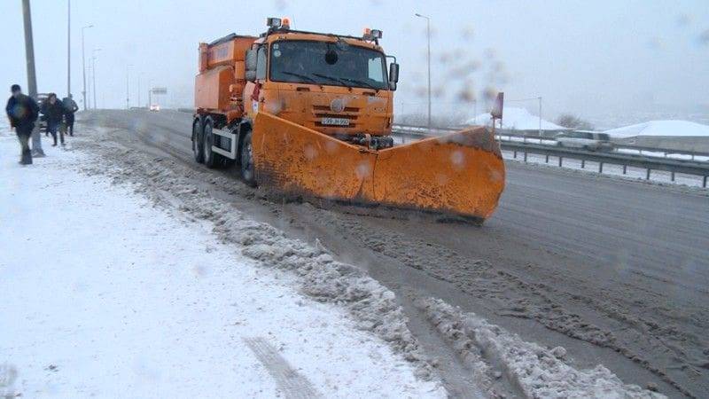 Yollar qar və buzdan təmizləndi - VİDEO