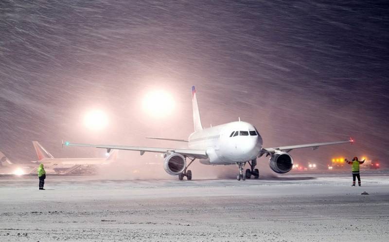 Britaniyada qarlı hava - Aeroportların fəaliyyəti dayandırıldı