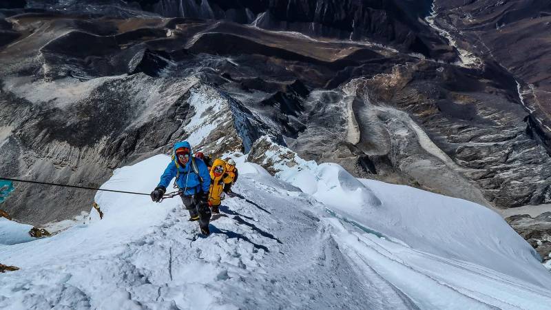 Everest turistlər üçün bağlandı