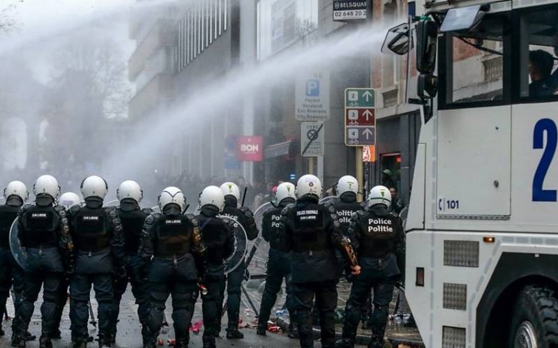 Brüsseldə etiraz aksiyası - Dörd polis yaralandı