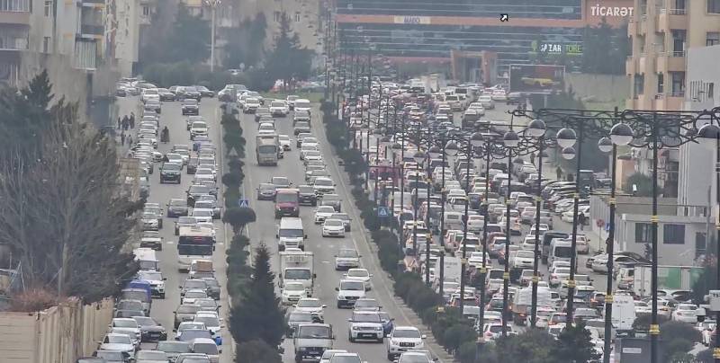 Maşını yanlış park etdi: Tıxac yarandı - FOTO