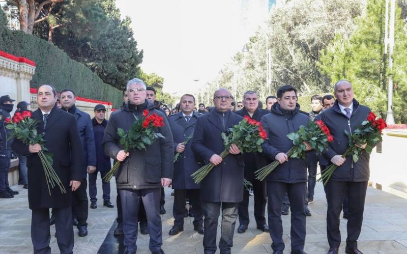 Minatəmizləmə Agentliyinin kollektivi Şəhidlər xiyabanını ziyarət etdi 