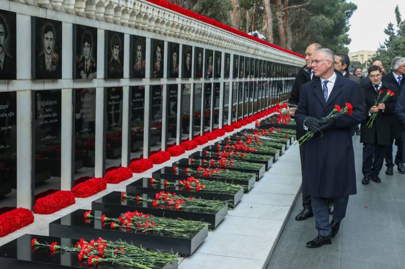 Britaniya səfiri 20 Yanvar şəhidlərinin xatirəsini andı 