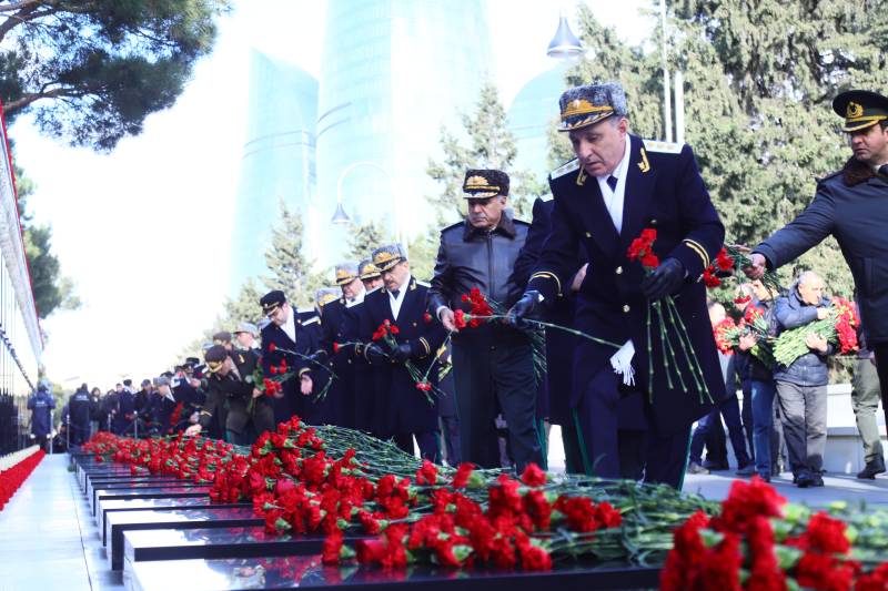 Baş Prokurorluq əməkdaşları Şəhidlər xiyabanında - FOTOLAR