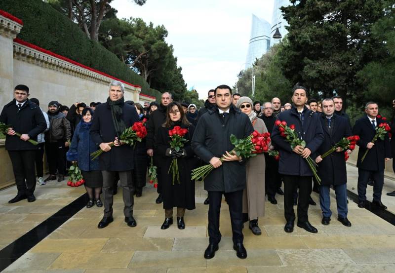 Mədəniyyət Nazirliyinin kollektivi Şəhidlər xiyabanında - FOTOLAR