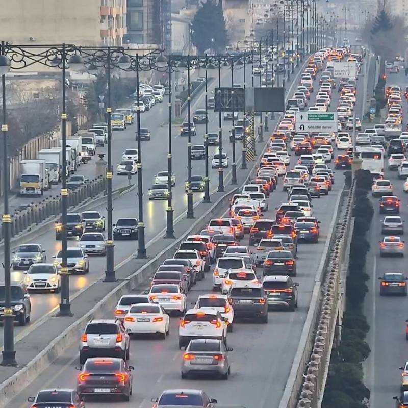 Bakıda tıxaclı yollar - SİYAHI